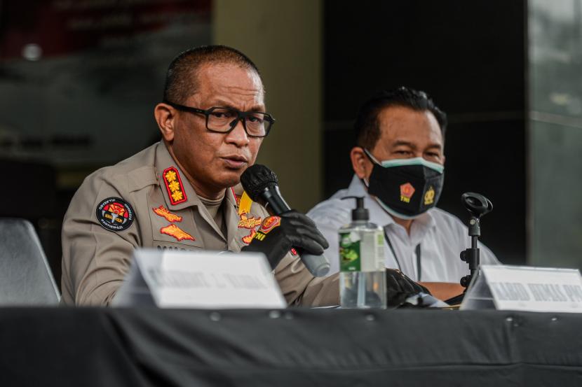 Kabid Humas Polda Metro Jaya, Kombes Yusri Yunus, menyatakan polisi akan memburu burun terduga pelaku penembakan ustadz yang juga paranormal.  