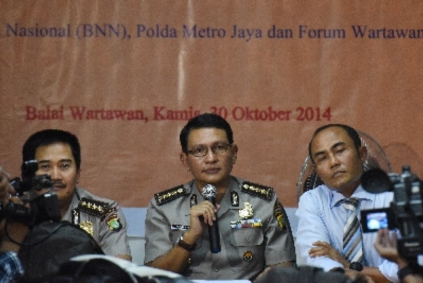 Kepala Bagian Penerangan Umum Divisi Humas Polri, Komisaris Besar Martinus Sitompul (tengah).