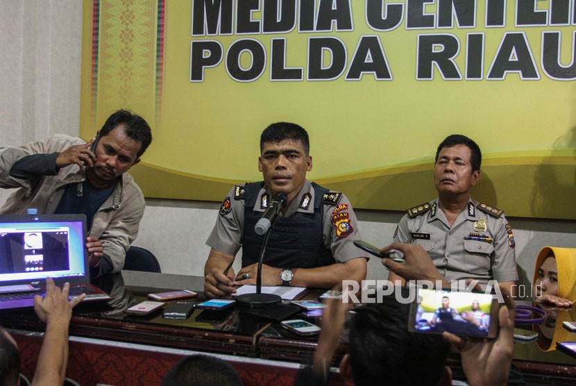Kabid Humas Polda Riau AKBP Sunarto (tengah) memberikan keterangan kepada sejumlah wartawan.