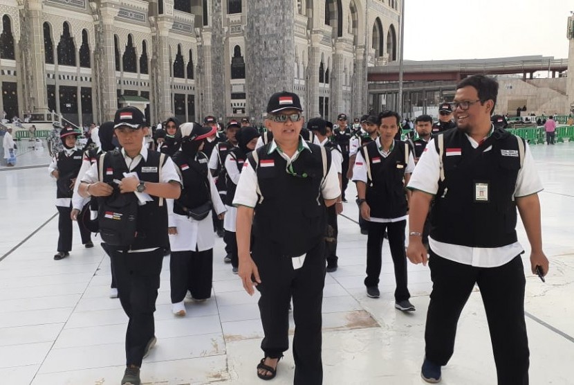 Kabid Linjam PPIH Arab Saudi, Jaetul Muchlis (tengah), meninjau pos-pos yang disediakan oleh Sektor Khusus Masjid Al Haram untuk melayani jamaah haji Indonesia, Kamis (11/7) sore. 