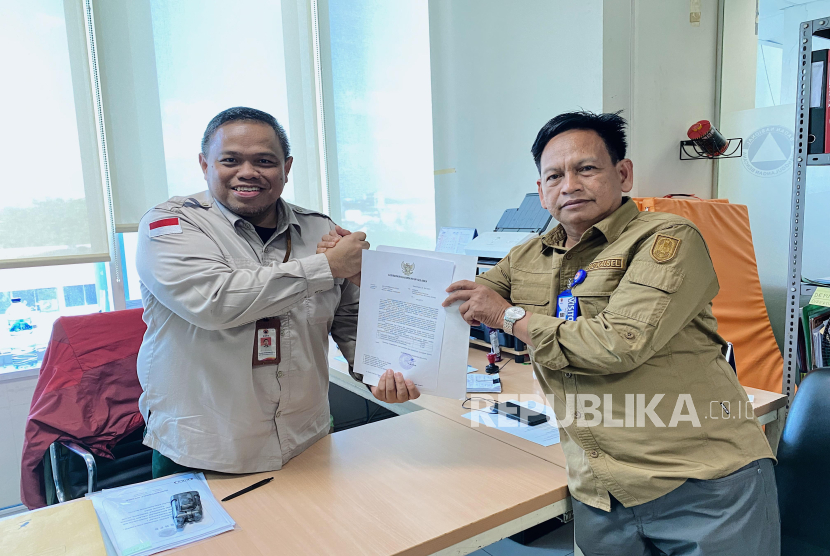 Kabid Pencegahan dan Kesiapsiagaan BPBD Kalsel Bambang Dedi M menyerahkan surat Gubernur Kalsel perihal usulan bantuan OMC kepada Direktur Operasional Modifikasi Cuaca BMKG Budi Harsoyo, didampingi Direktur Tata Kelola Modifikasi Cuaca Edison Kurniawan, Selasa (17/6/2025).