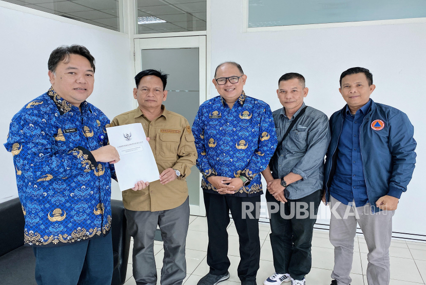 Kabid Pencegahan dan Kesiapsiagaan BPBD Kalsel Bambang Dedi M menyerahkan surat Gubernur Kalsel perihal usulan bantuan OMC kepada Direktur Operasional Modifikasi Cuaca BMKG Budi Harsoyo, didampingi Direktur Tata Kelola Modifikasi Cuaca Edison Kurniawan, Selasa (17/6/2025).