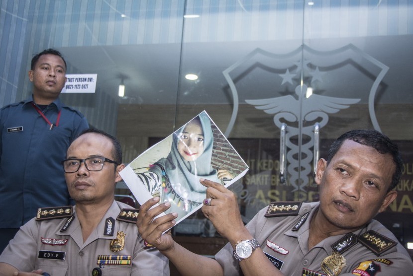 Kabiddokpol Pusdokkes RS Polri yang juga Ketua Tim Disaster Victim Identification (DVI) Kombes Pol Pramujoko (kanan) didampingi Kepala Instalasi Forensik RS Polri Kombes Pol Edi Purnomo (kiri) menunjukkan foto salah seorang korban kebakaran pabrik kembang api yang berhasil diidentifikasi, di Posko Ante Mortem, Instalasi Layanan Disaster Victim Identification (DVI), RS Polri Sukanto Kramat Jati, Jakarta, Jumat (27/10). Tim