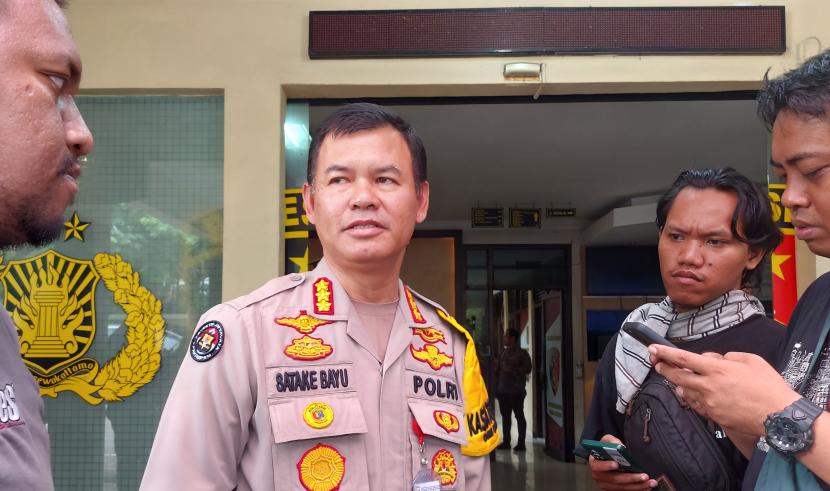  Kabidhumas Polda Jawa Tengah, Kombes Pol Satake Bayu, memberikan keterangan terkait penanganan insiden usai laga Kompetisi BRI Liga di Stadion Jatidiri, Semarang.