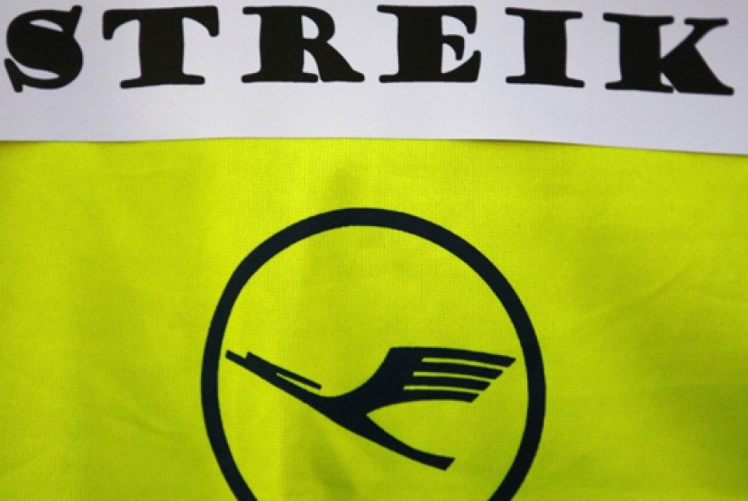 Kabin kru Lufthansa yang mengenakan tanda 'mogok' (strike) di belakang jaketnya