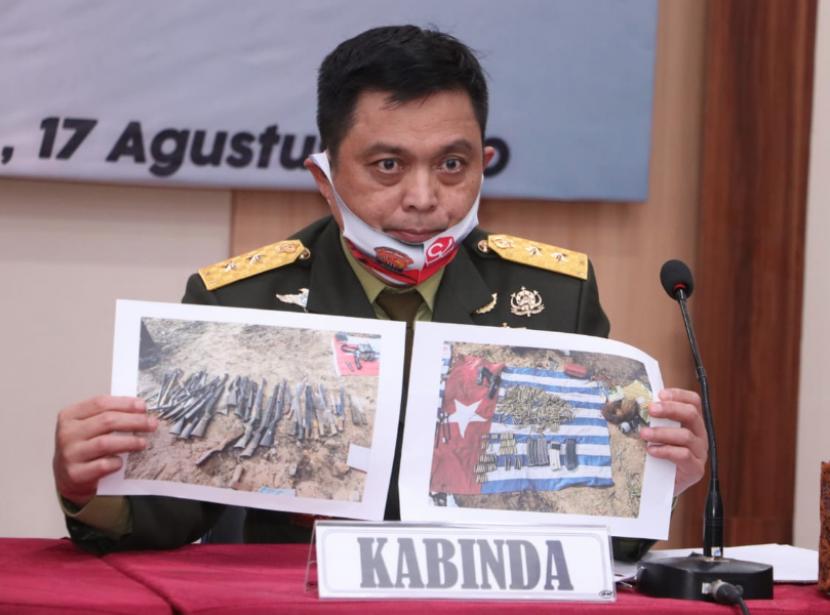 Kabinda Papua Brigjen TNI Abdul Haris Napoleon menunjukan foto hasil penindakan terhadap KKB di Papua.