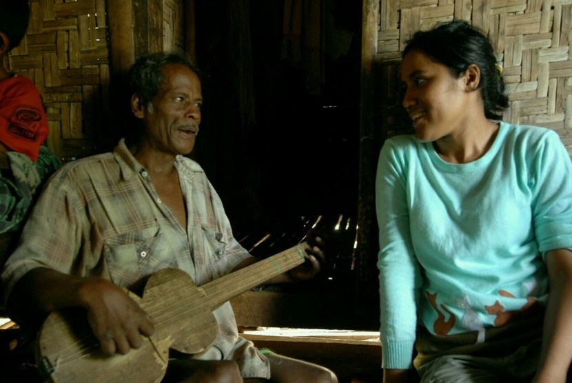 Kabubu Pajanji (Ama Njanji) dan Rambu Ana, pegiat budaya dan konservasi di Sumba.