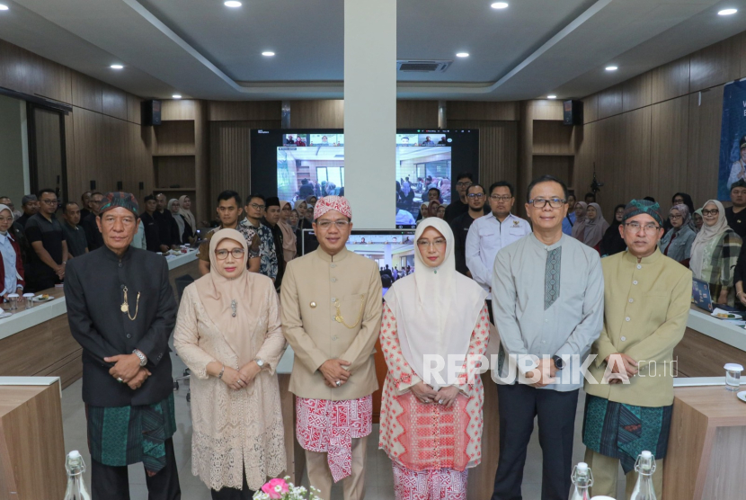 Kabupaten Bandung menargetkan sebagai kabupaten layak anak Kategori Nindya. Bupati Bandung Dadang Supriatna menyatakan terima kasih kepada tim Kementerian PPPA yang melakukan verifikasi lapangan, Jumat (2/5/2025) sebagai evaluasi Kabupaten Layak Anak tahun 2025. 