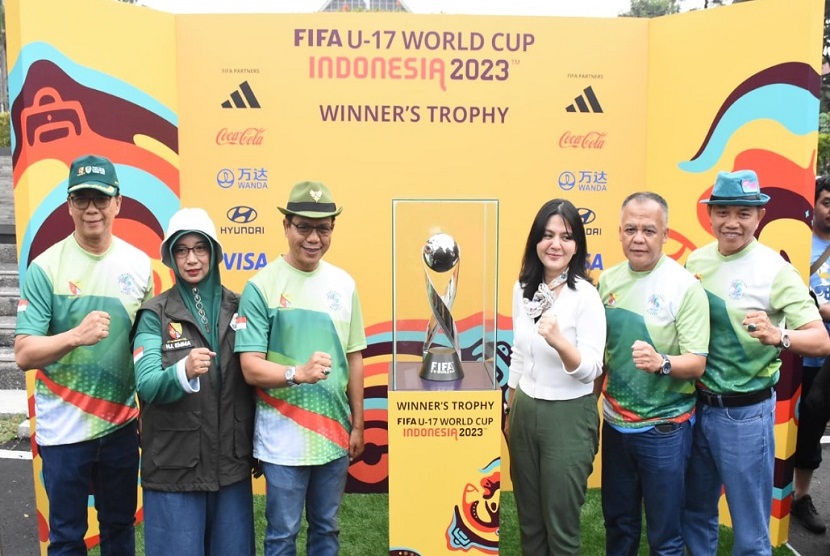 Kabupaten Bandung menjadi salah satu wilayah yang ditunjuk sebagai tuan rumah kompetisi sepak bola tingkat dunia U-17 tahun 2023. Salah satu acara dalam menyambut perhelatan tersebut telah dilakukan secara meriah, yaitu Trophy Experience Piala Dunia U-17 di Plaza Upakarti Komplek Pemerintah Kabupaten Bandung, Ahad (22/10/2023). 