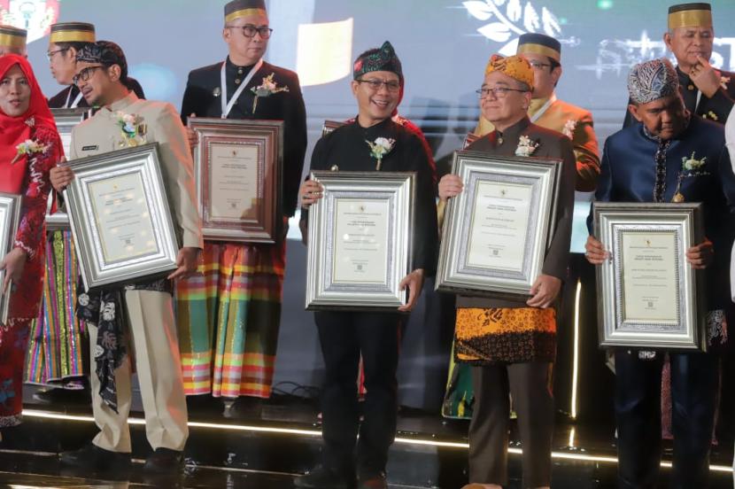 Kabupaten Bandung meraih penghargaan bergengsi tingkat nasional Swasti Saba Wistara dari Kementerian Kesehatan Republik Indonesia (RI).
