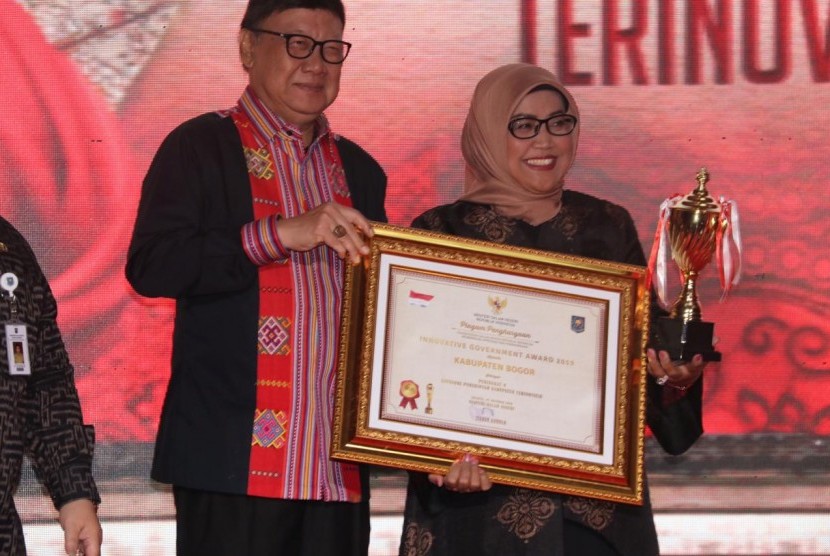 Kabupaten Bogor dengan Bupati Ade Yasin yang mengusung program utama Pancakarsa, meraih penghargaan sebagai kabupaten terinovatif dengan meraih Innovative Government Award (IGA) Tahun 2019 di Hotel Borobudur, Jakarta, Senin (7/10) malam.