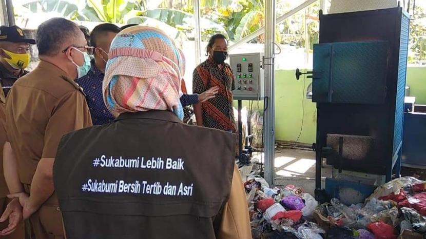 Kabupaten Sukabumi mulai melakukan uji coba alat pengurai sampah dalam menekan jumlah produksi. Alat tersebut kini sudah ditempatkan di Desa Sirnaresmi, Kecamatan Gunungguruh.