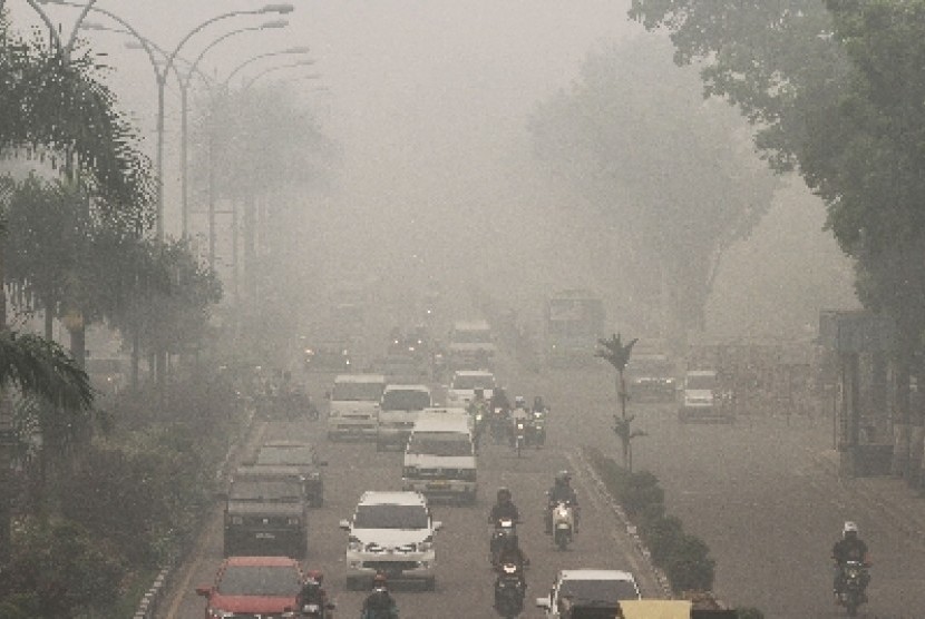 Kabut asap akibat kebakaran hutan dan lahan, di Pekanbaru, Riau, beberapa waktu lalu..