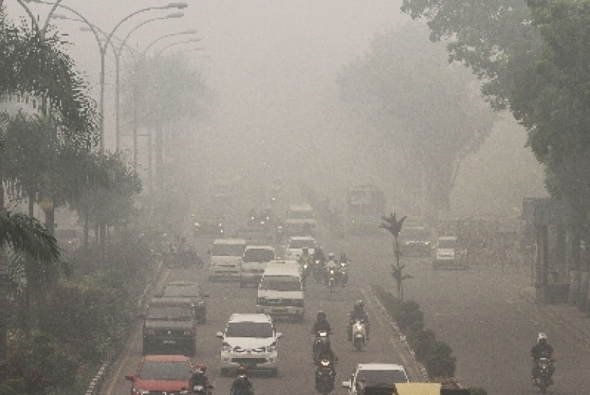 Kabut asap akibat kebakaran hutan dan lahan, di Pekanbaru, Riau, Senin (14/9).