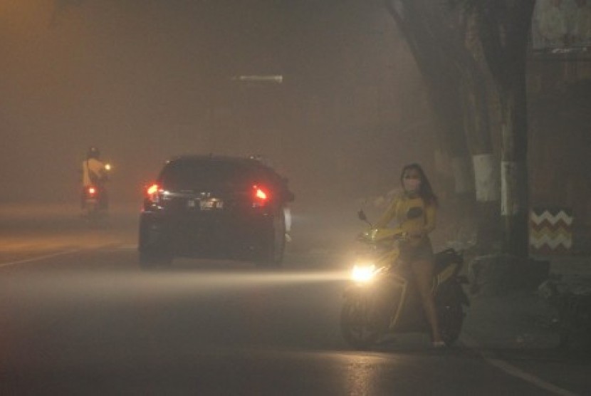 Kabut asap akibat kebakaran hutan dan lahan di sejumlah wilayah Kalsel mengakibatkan kota Banjarmasin terpapar kabut asap. 