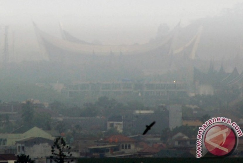  Kabut asap dari Bukit Gado-gado, menyelimuti Kota Padang, Sumbar, sejak Senin (18/6). 