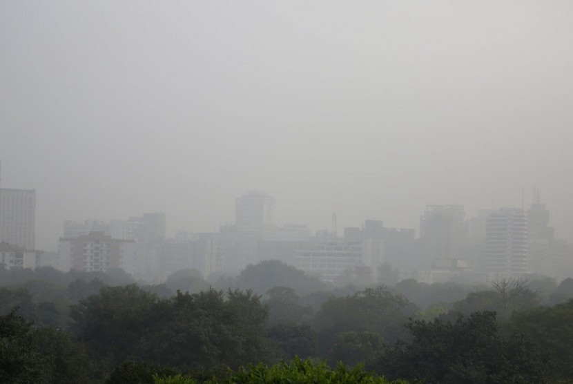 Kabut asap di langit New Delhi, India, Selasa (7/11). Tingkat polusi udara di New Delhi berada dalam level berbahaya. 