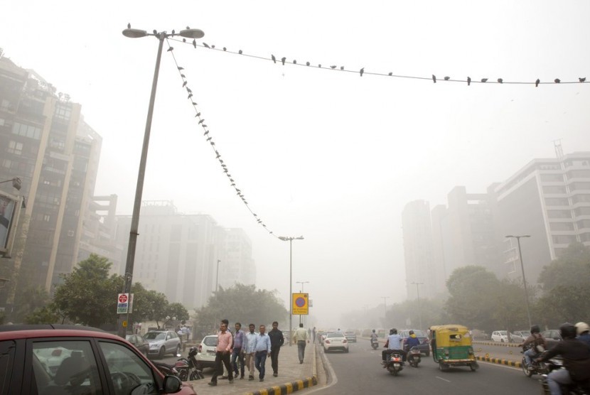Kabut asap mencapai tingkat berbahaya di New Delhi, India, Rabu (8/11).