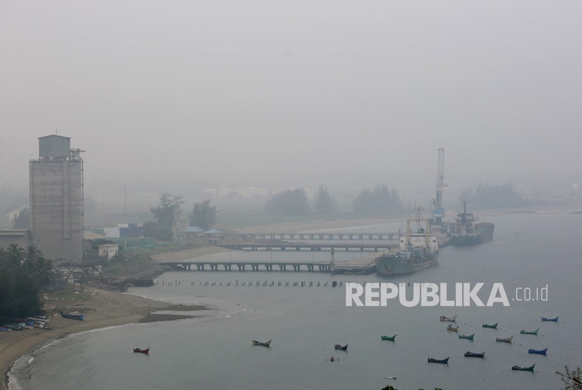 Kabut asap menyelimuti kawasan Pelabuhan Malahayati di Krueng Raya, Aceh Besar, Aceh, Senin (23/9/2019). 