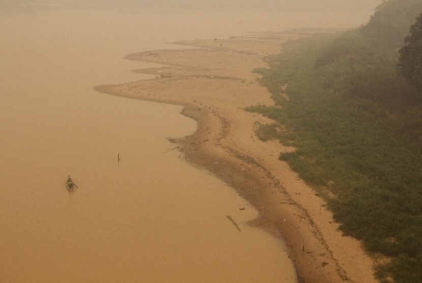 Kabut asap menyelimuti Sungai Kahayan, Palangka Raya, Kalimantan Tengah, Ahad (18/10). 