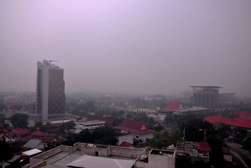  Kabut asap pekat menyelimuti Kota Pekanbaru, Riau, Senin (28/9). 