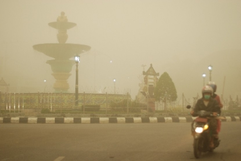 Kabut asap tebal di Muara Teweh, Kabupaten Barito Utara, Kalimantan Tengah, Kamis (22/10).