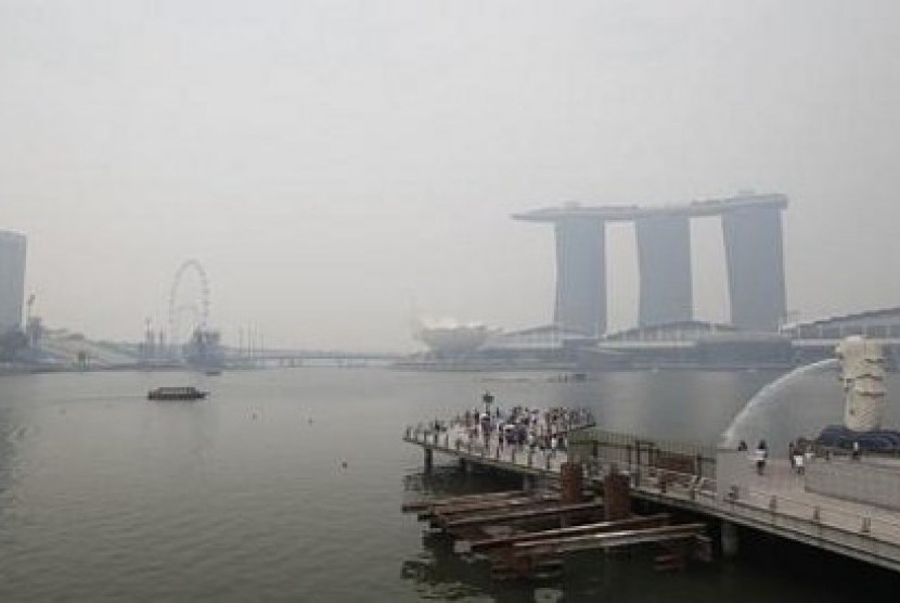 Kabut asap terlihat di  kawasan jembatan Esplanade, Singapura.
