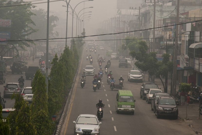 Kabut asap terus menyelimuti Kota Pekanbaru, Riau, Senin (5/10).