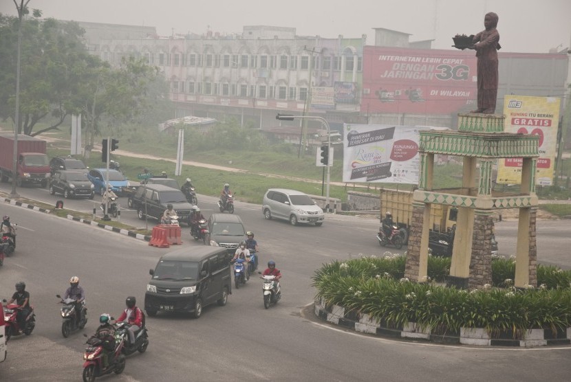 Kabut asap terus menyelimuti Kota Pekanbaru, Riau, Senin (5/10). 