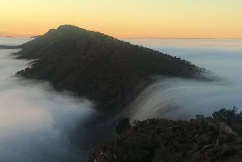 Kabut menyelimuti Alice Springs di Northern Territory setelah hujan dan lembab.