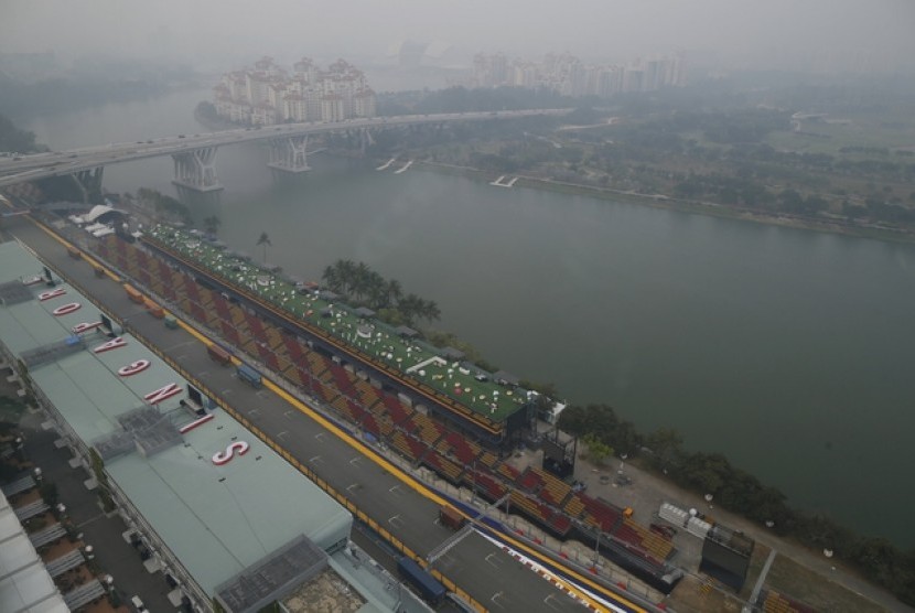 Kabut tampak menyelimuti area Singapore Grand Prix Night Race, (10/9). Meski kabut, Singapura belum berencana membatalkan pertandingan yang biasanya banyak disambangi turis Indonesia.