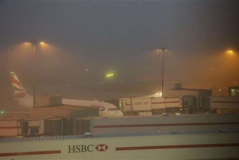 Kabut tebal menyelimuti Bandara Heathrow, London, Ahad, 1 November 2015.