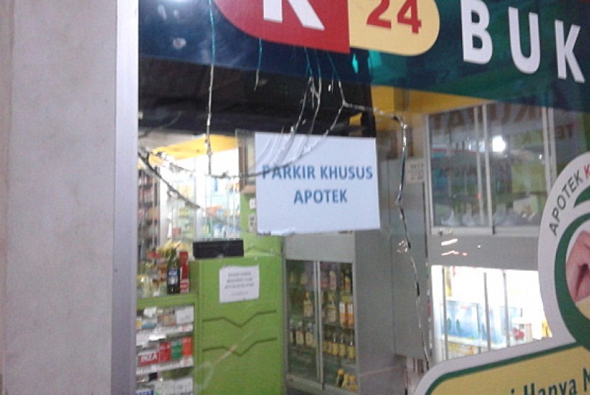 Kaca apotek retak terkena peluru yang ditembakan pencuri motor usai kepergok di Jl. Pondok Kopi Raya, Jakarta Timur, Rabu (22/4). 