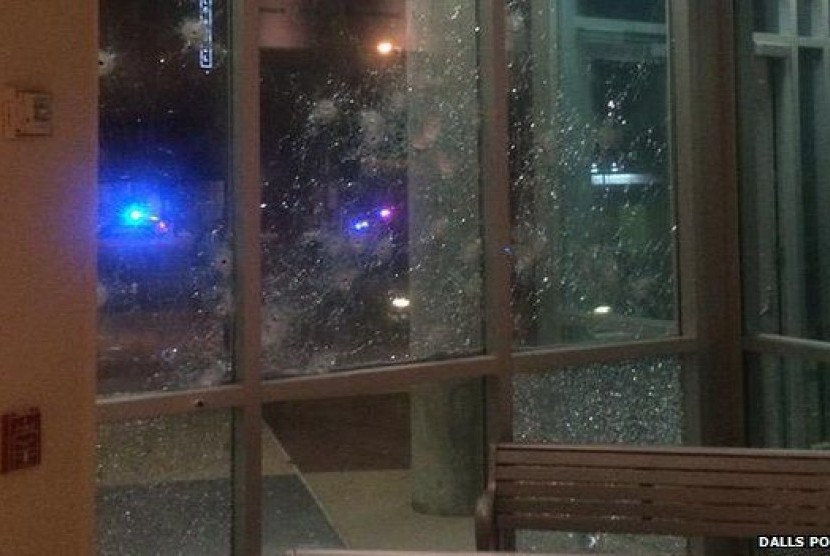 Kaca bangunan yang pecah di kantor polisi Dallas