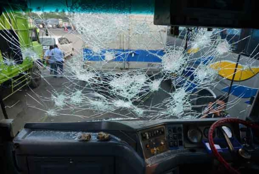 Kaca bus Persib rusak diserang The Jak.