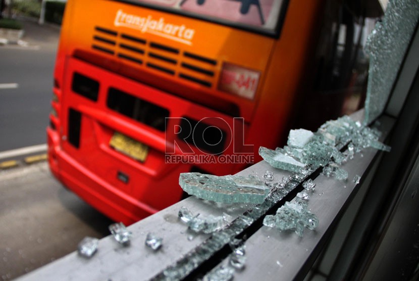 Kaca halte bus Transjakarta hancur. (ilustrasi) 