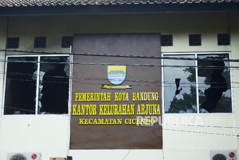 Kaca jendela kantor Kelurahan Arjuna pecah setelah terjadi baku tembak antara polisi dan teroris pada peristiwa peledakan bom panci, di Taman Pandawa, Kota Bandung, Senin (27/2).