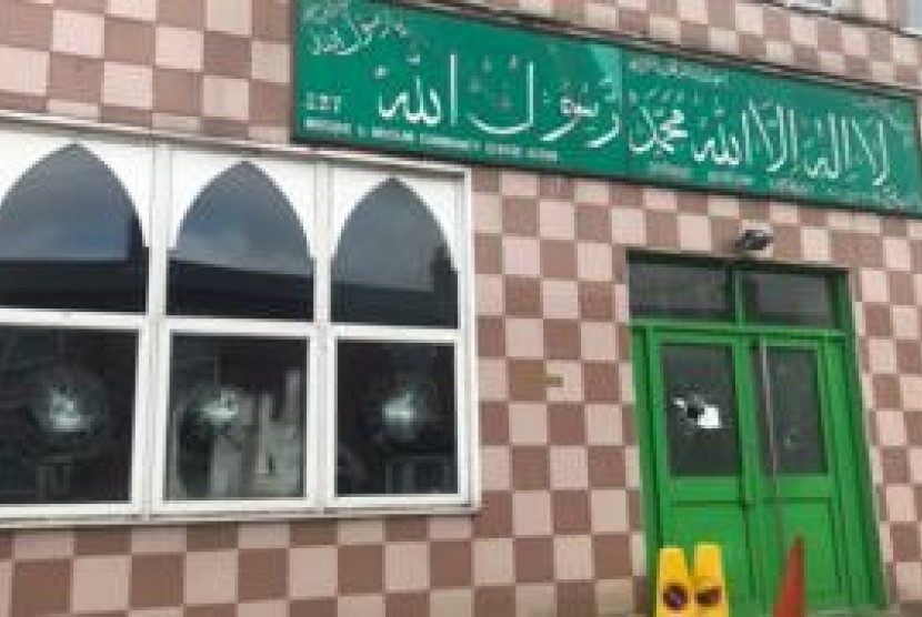 Kaca jendela masjid di Birmingham Inggris diserang dengan palu