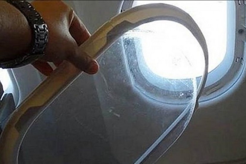 Kaca jendela pesawat TAM Airlines yang terlepas