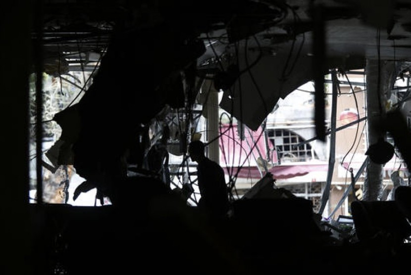 Kaca jendela sebuah tempat bermain biliar pecah berkeping-keping akibat ledakan yang menargetkan bus polisi di Istanbul, Selasa, 7 Juni 2016.