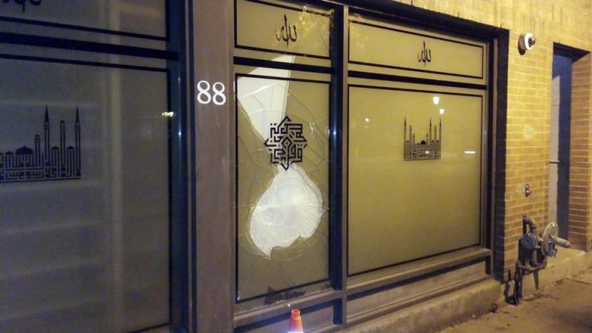 Studi: Mayoritas Warga Quebec Punya Pandangan Negatif Terhadap Islam. Foto: Kaca Masjid Toronto di Kanada yang pecah dirusak orang. Sudah enam kali dalam tiga bulan Masjid Toronto menjadi sasaran perusakan atau vandalisme.