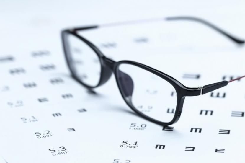 Kaca mata jadi alat bantu paling populer dalam mengatasi masalah penglihatan.