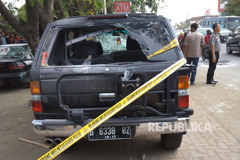 Kaca mobil Nissan Terano Nopol B 8338 OZ hancur di bagian belakang akibat keributan antarormas dan LSM di depan Restoran Ratu Air Telukjambe Karawang. enam unit mobil dan satu sepeda motor rusak dalam keributan yang terjadi Kamis (12/10) siang.