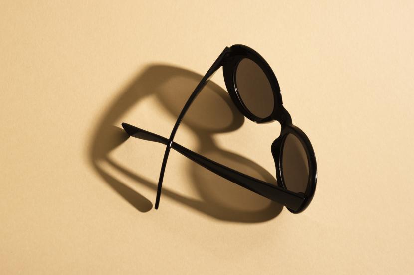 Untuk melindungi mata dari sinar UV dibutuhkan kacamata gelap dengan lensa khusus.