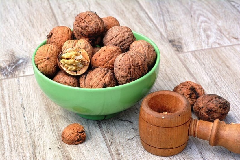 Kacang kenari atau walnut. Kacang kenari kaya akan asam alfa-linolenat (ALA) yang berkontribusi pada pemeliharaan kadar kolesterol darah normal.