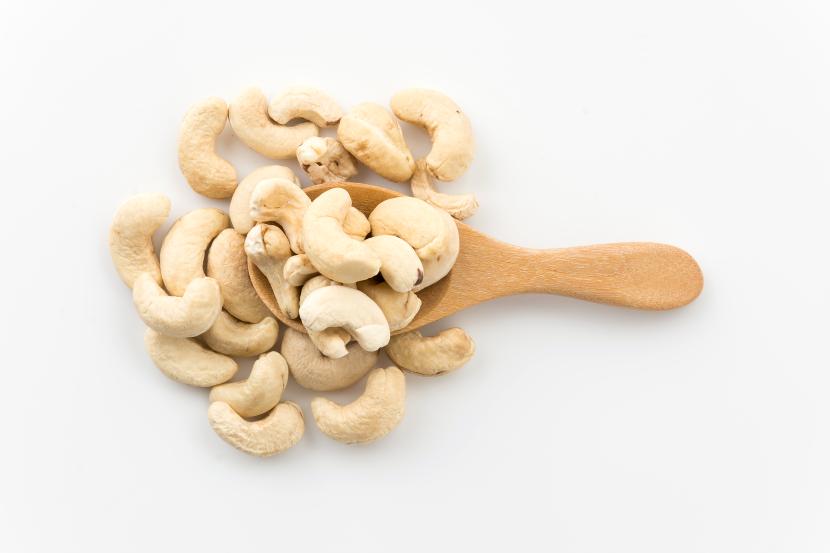 Kacang mete. Terdapat sejumlah manfaat kacang mete untuk kesehatan. Mulai dari mengurangi kolesterol hingga baik untuk pasien diabetes.