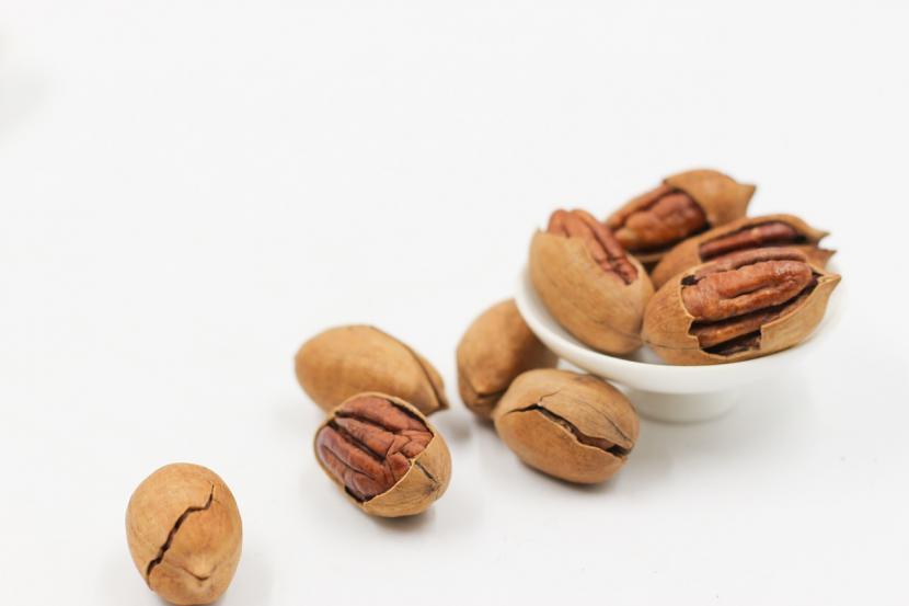 Sebuah studi dalam Journal of Nutrition mengungkapkan bahwa konsumsi kacang pecan dapat membantu menurunkan kadar kolesterol.