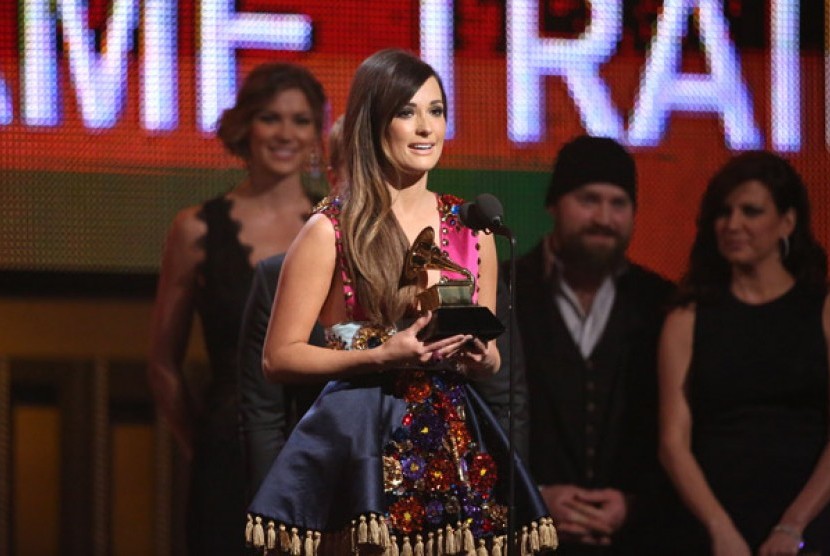Kacey Musgraves saat menerima penghargaan untuk kategori Best Country Album untuk albumnya bertajuk 