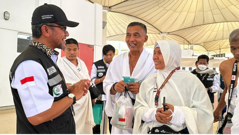 Kadaker Bandara menyambut kedatangan jemaah haji kloter SUB 106 Embarkasi Surabaya di Bandara Jeddah