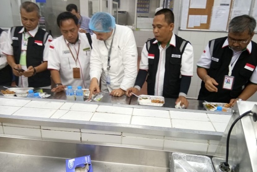 Kadaker Bandara PPIH Aran Saudi (kedua dari kiri) memeriksa masakan katering untuk jamaah Indonesia di Bandara King Abdul Aziz, Jeddah, Senin (23/7)